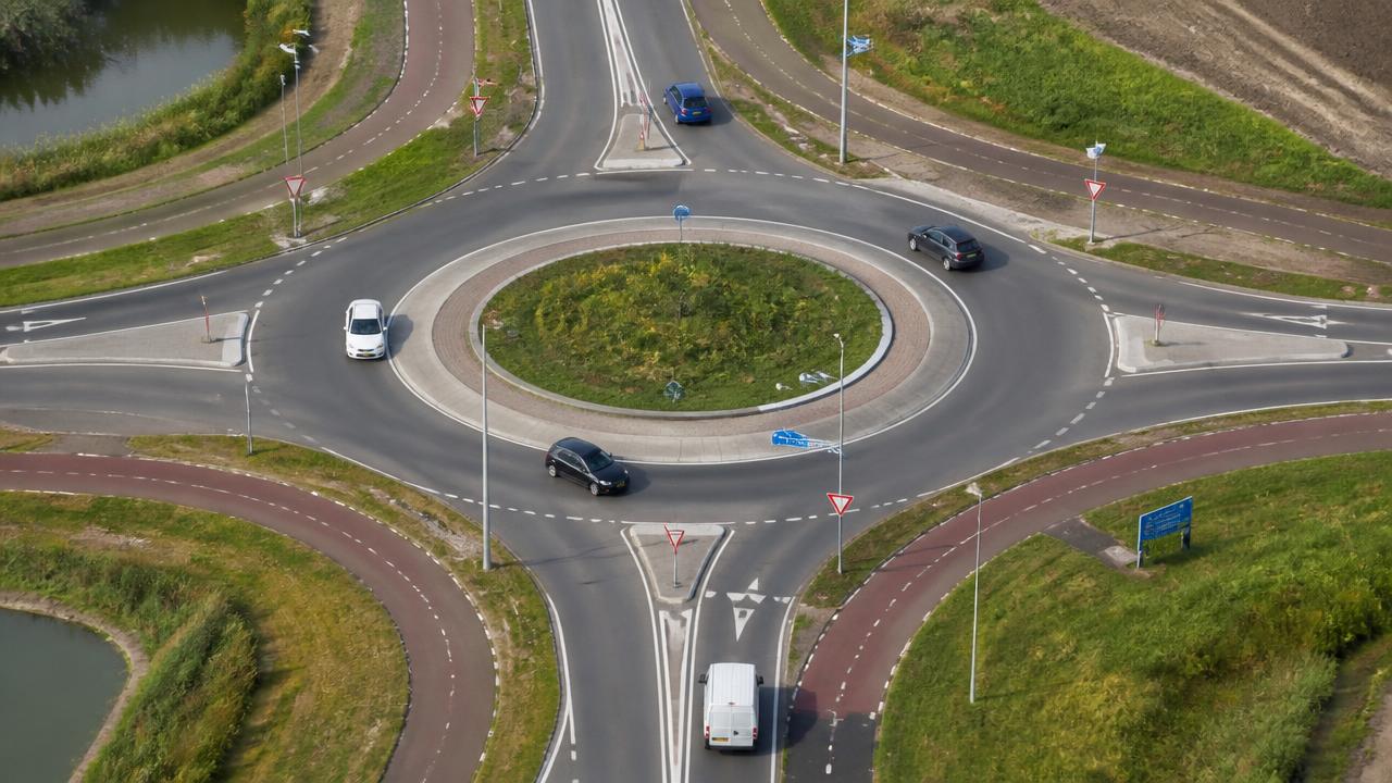 Nederlandse rotonde met haaientanden en bord B6 voorrang verlenen