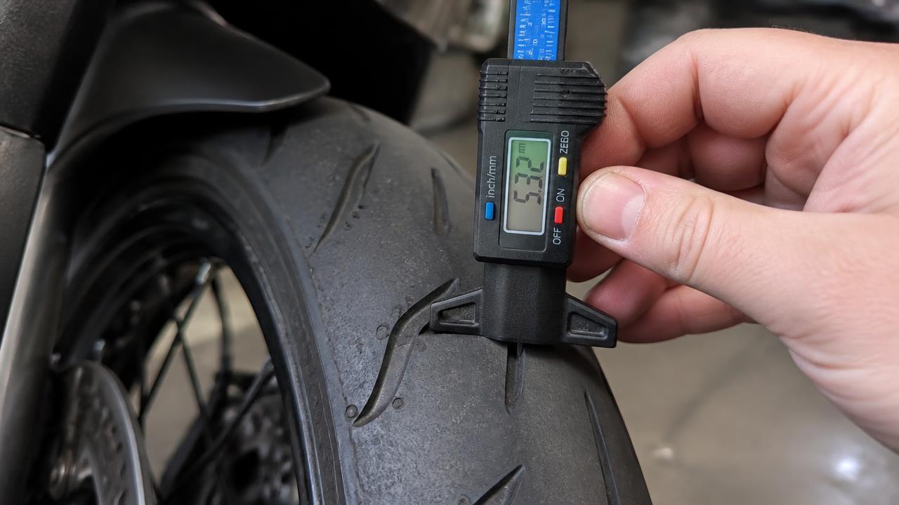 Profieldiepte van een motorband meten met een profieldieptemeter
